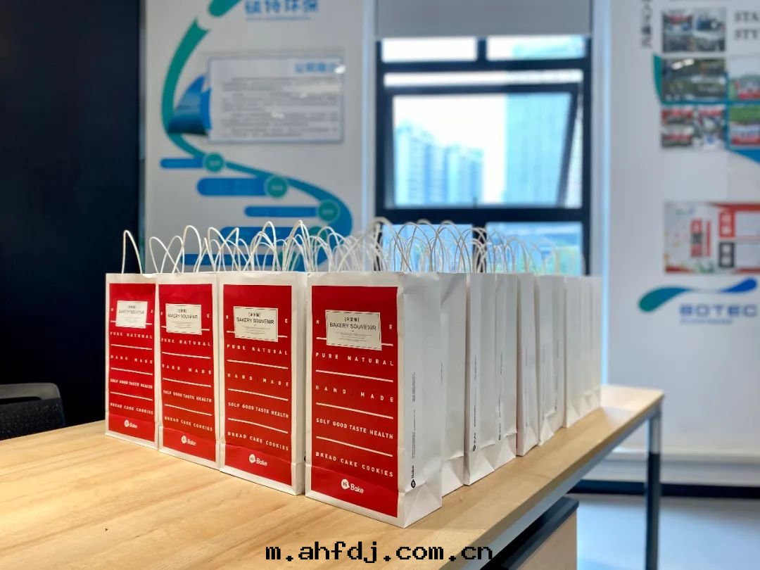 情(qíng)暖中(zhōng)秋月(yuè)，碩特(tè)淨世界